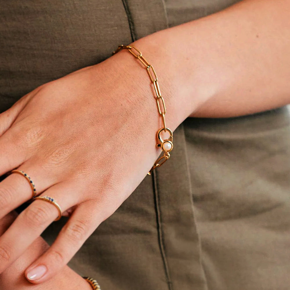 Armband med gemkedja och pärldetalj