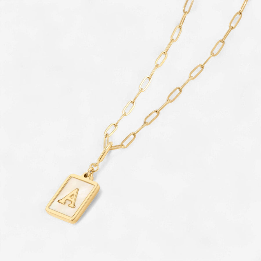 Halskjede med initial på perlemorplate | paperclip-kjede