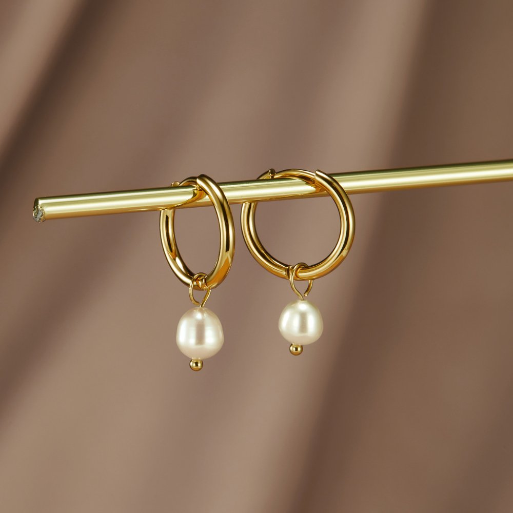 Bella gullfargede hoops med ferskvannsperler – bilde 2