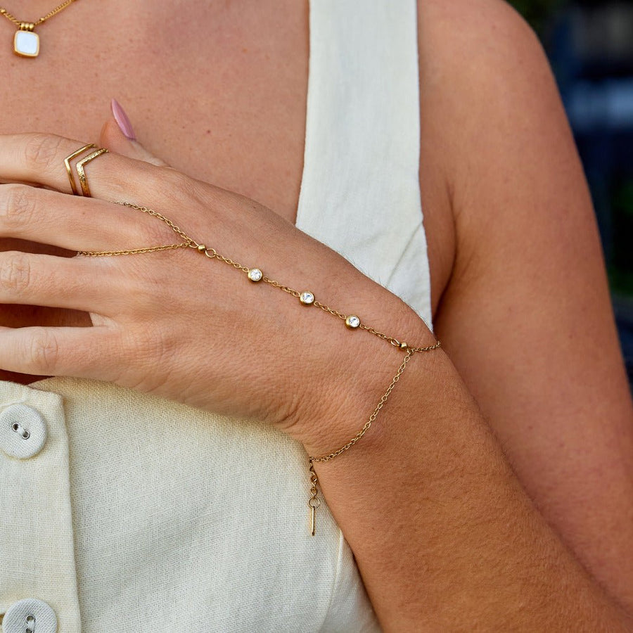 Freya gullfarget håndkjede som forbinder armbånd og ring – bilde 8