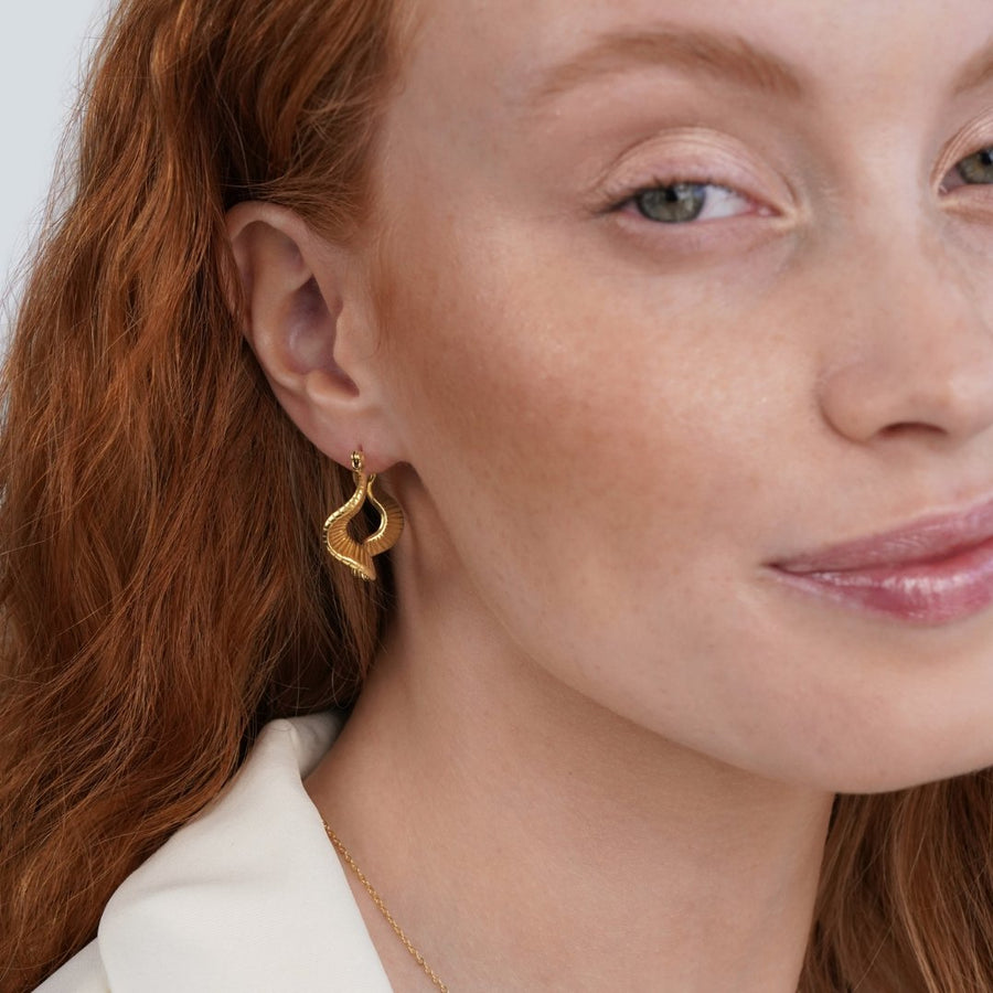Gullfargede geometriske hoops med bølgemønster – bilde 8