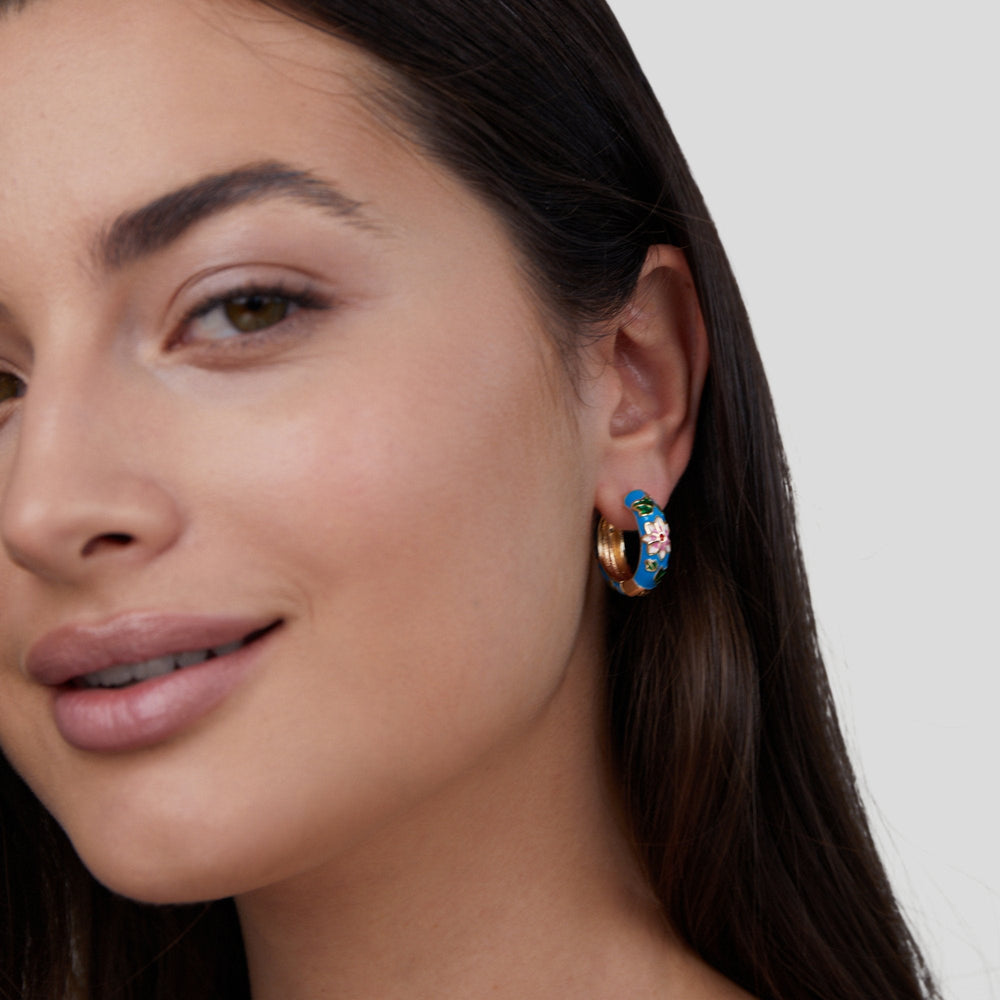 Gullfargede hoops pyntet med blomster – bilde 3