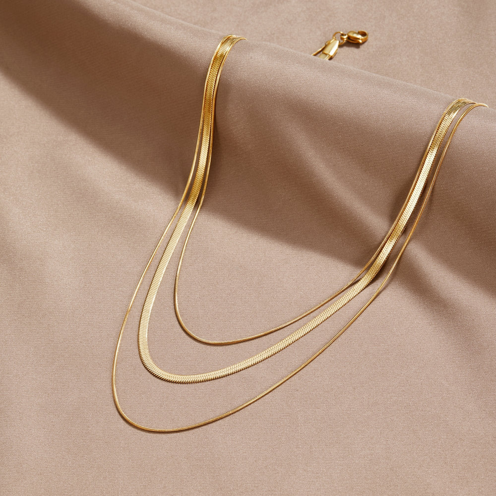 Halsband med tre lagrade kedjor guld
