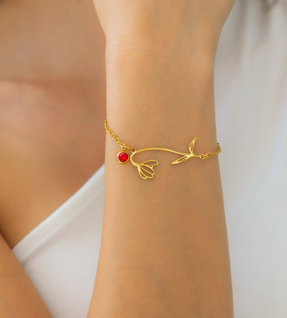 Delikat fødselsblomst-armbånd med månedsstein-charm