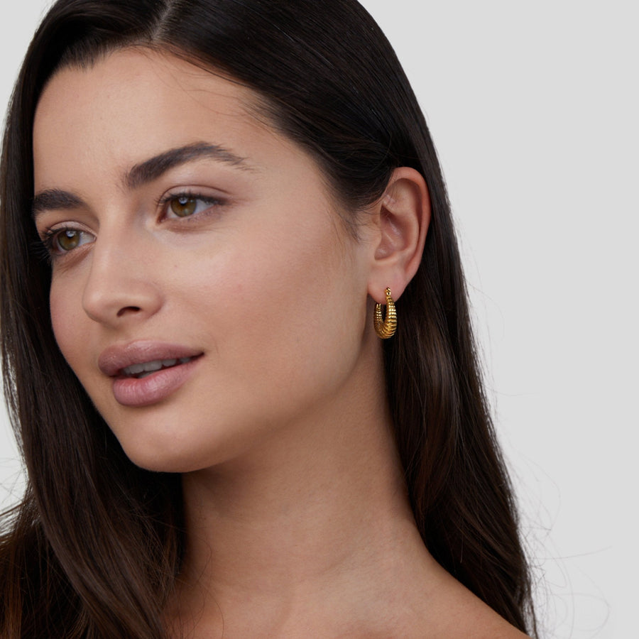 Mia gullfargede halvmåneformede hoops – bilde 5