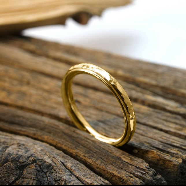 Delikat hamret snurrende fidget-ring