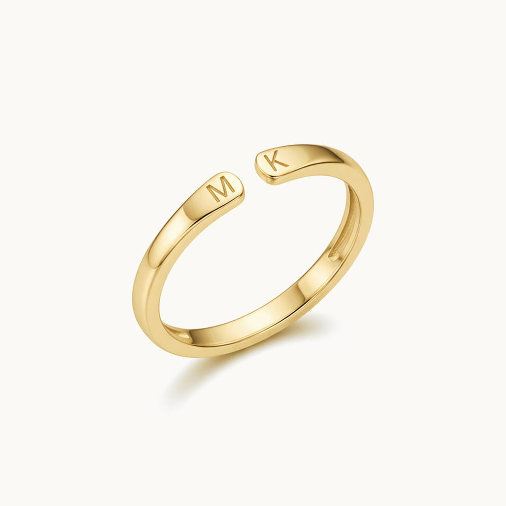Justerbar ring med to initialer