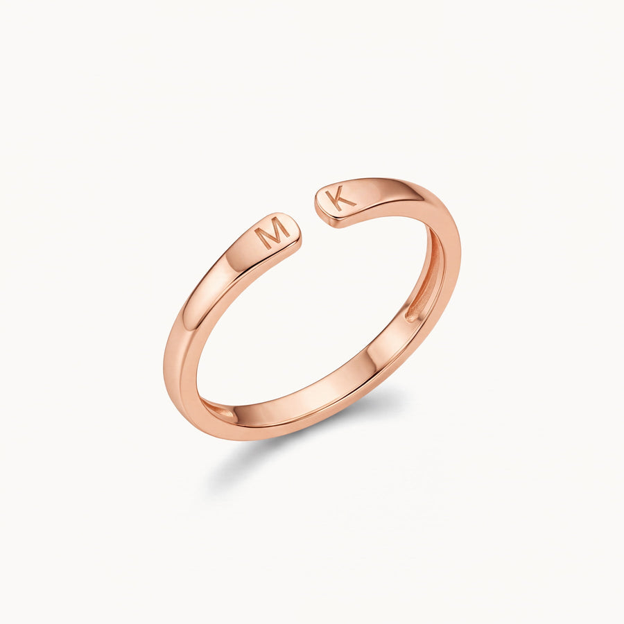 Justerbar ring med to initialer