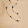 Gullfarget halskjede med lapis lazuli-perler