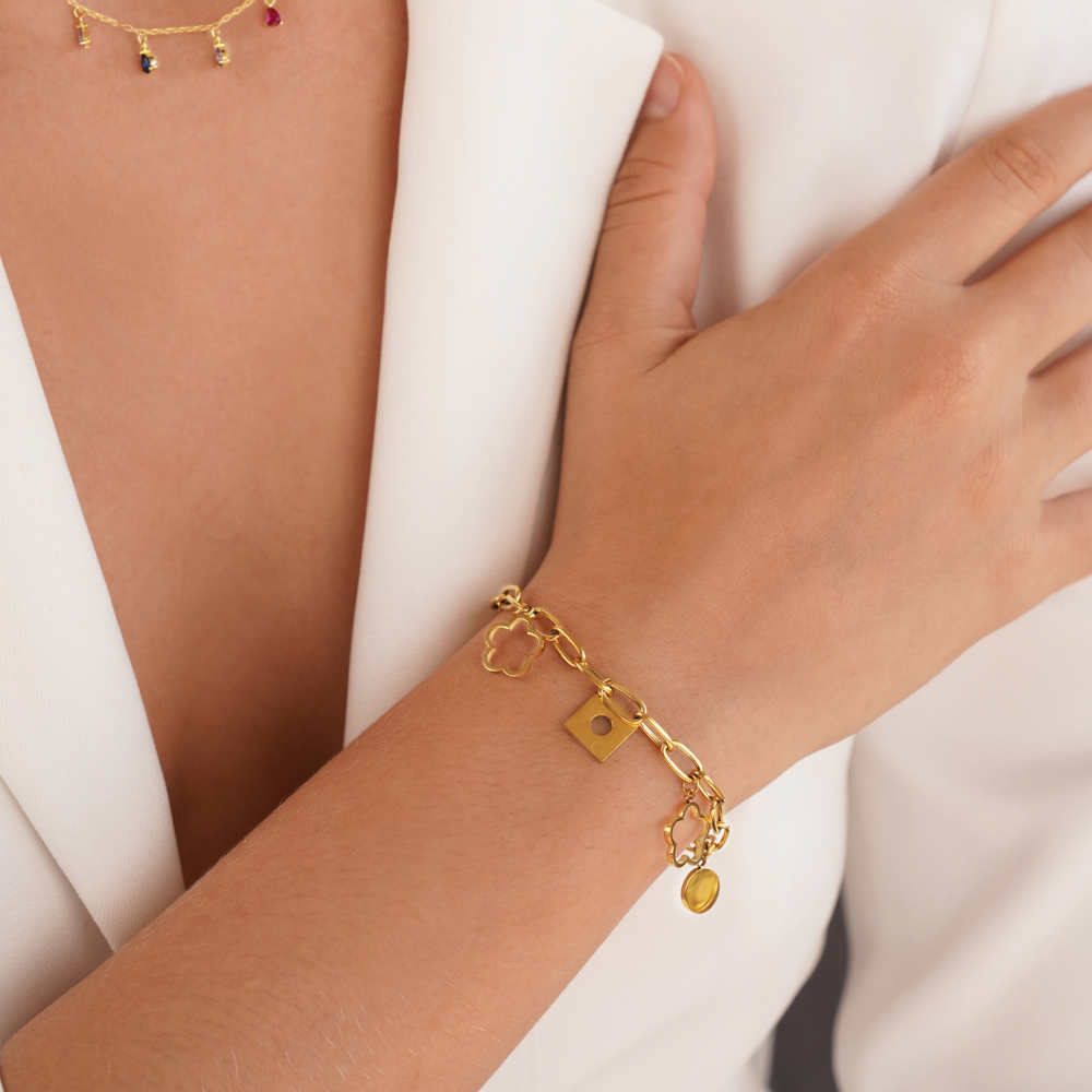 Gullfarget armbånd med tusenfrydcharm – bilde 2