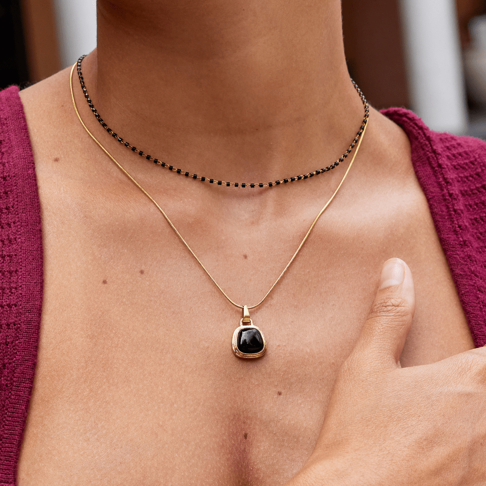 Maisie halsband med svarta pärlor och guldpläterat stål – bild 2