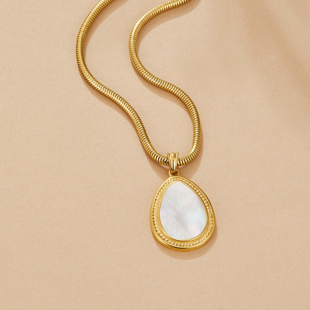 Halsband med droppe i pärlemor guld