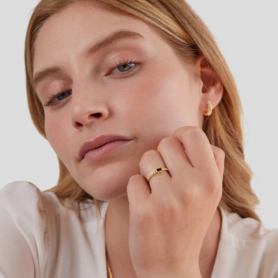 Gullfarget ring med svart krystall – bilde 6