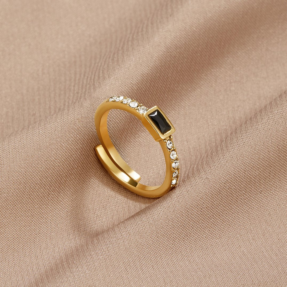 Gullfarget ring med svart krystall – bilde 3