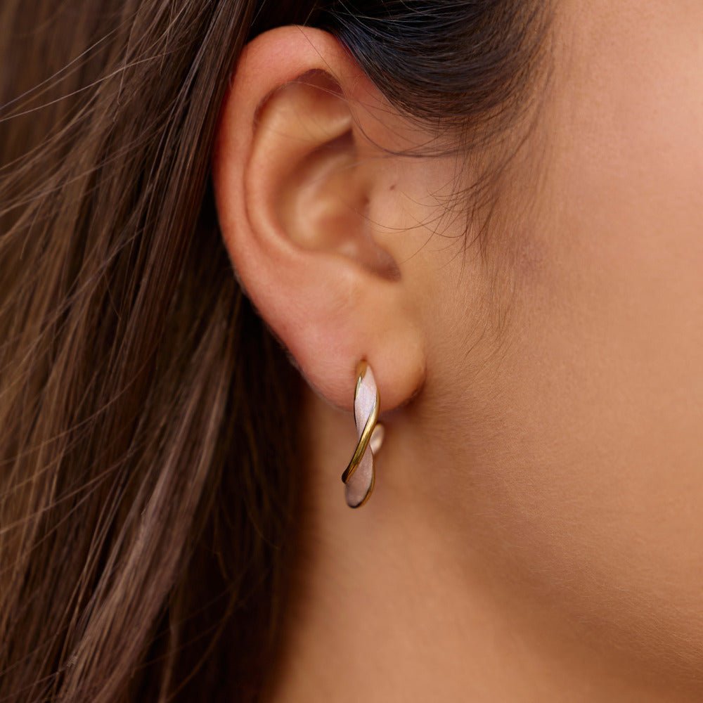 Gullfargede tvunnede hoops med rosa perlemor – bilde 2