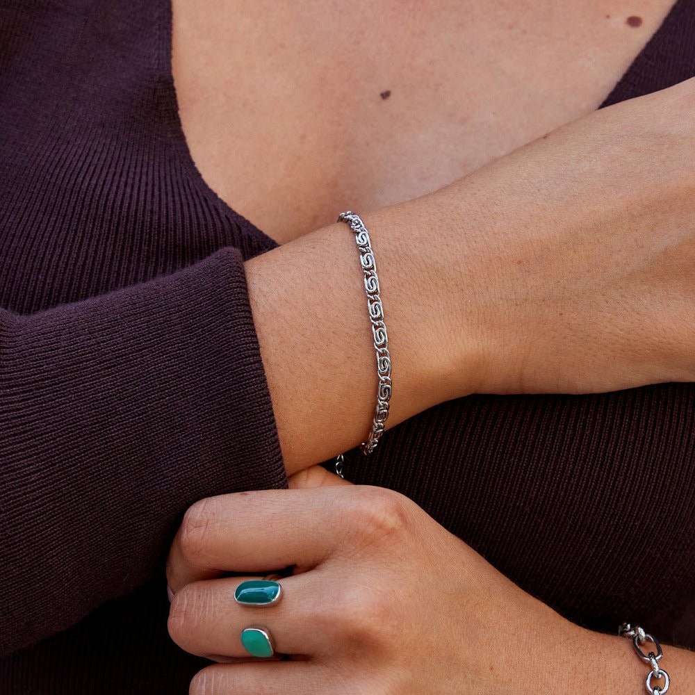 Sølvfarget armbånd med spiralledd – bilde 2
