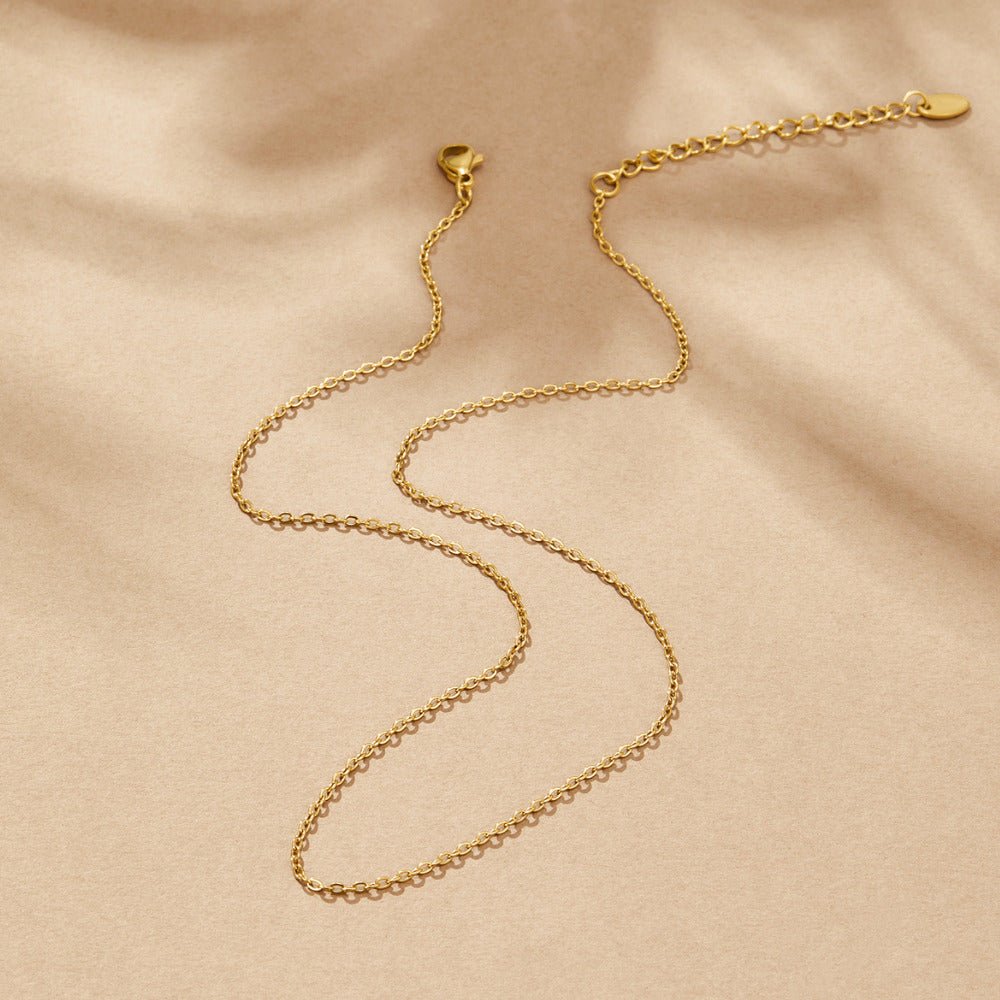 Tynt gullfarget kjede med liten charm – bilde 2