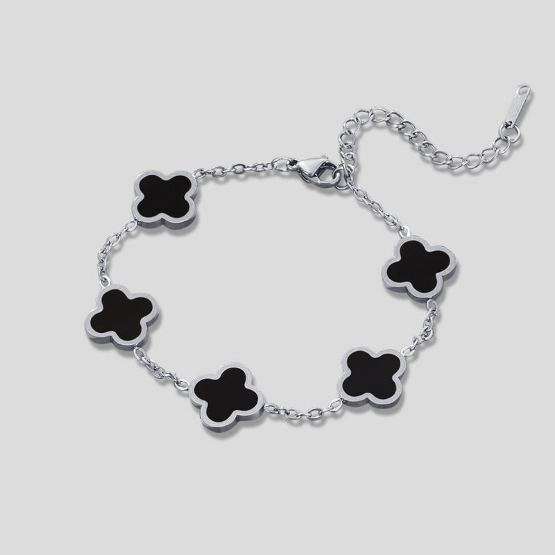 Silverfärgat armband med svarta klöver