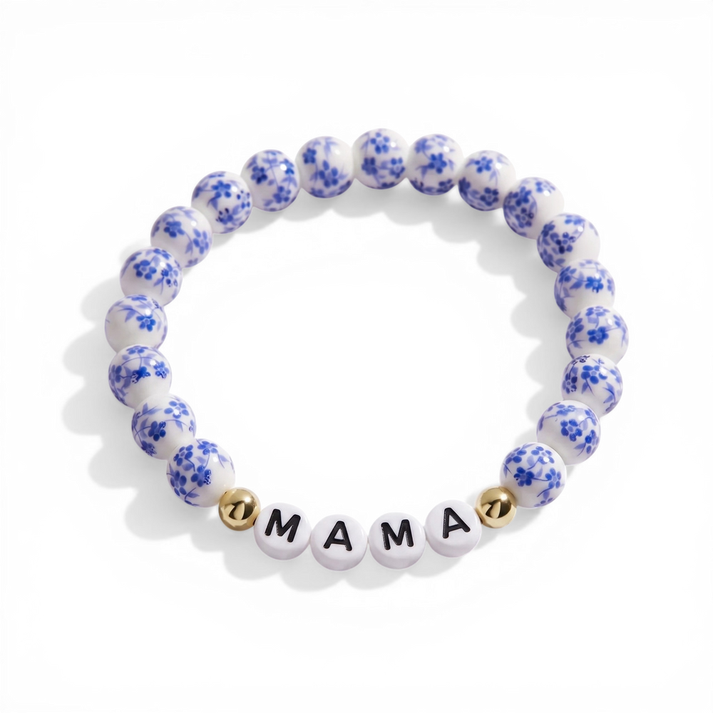 Armbånd med blå blomstrete porselensperler og budskap