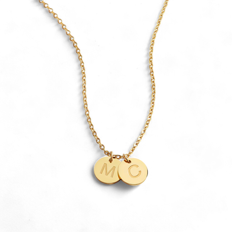 Collier initiale à disque délicat