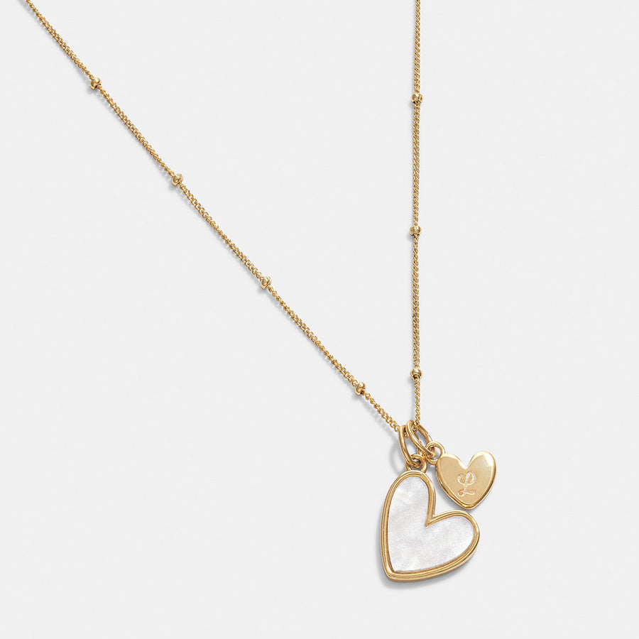 Initialhalsband med hjärta i pärlemor
