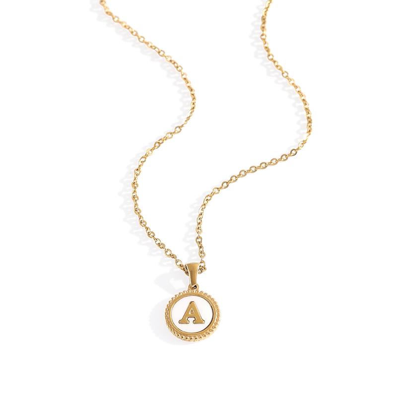 Collier lettre disque nacre — chaîne forçat