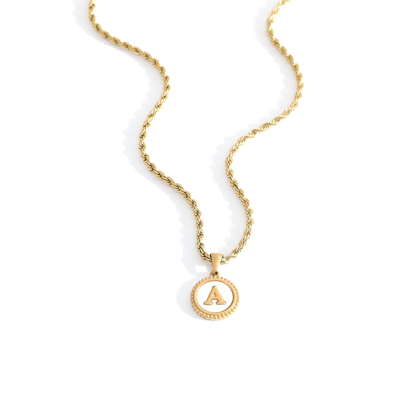 Collier lettre disque nacre — chaîne corde