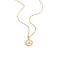 Collier lettre disque nacre — chaîne torsadée