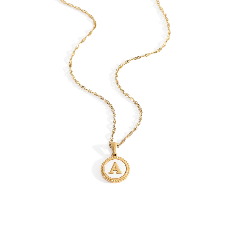 Collier lettre disque nacre — chaîne torsadée