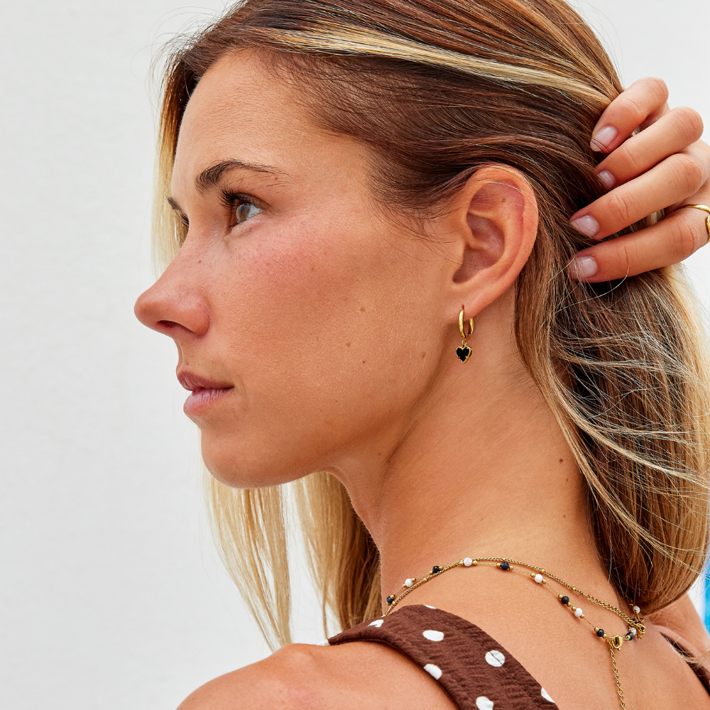 Gullfargede hoops pyntet med hjerter i naturlig agat – bilde 3