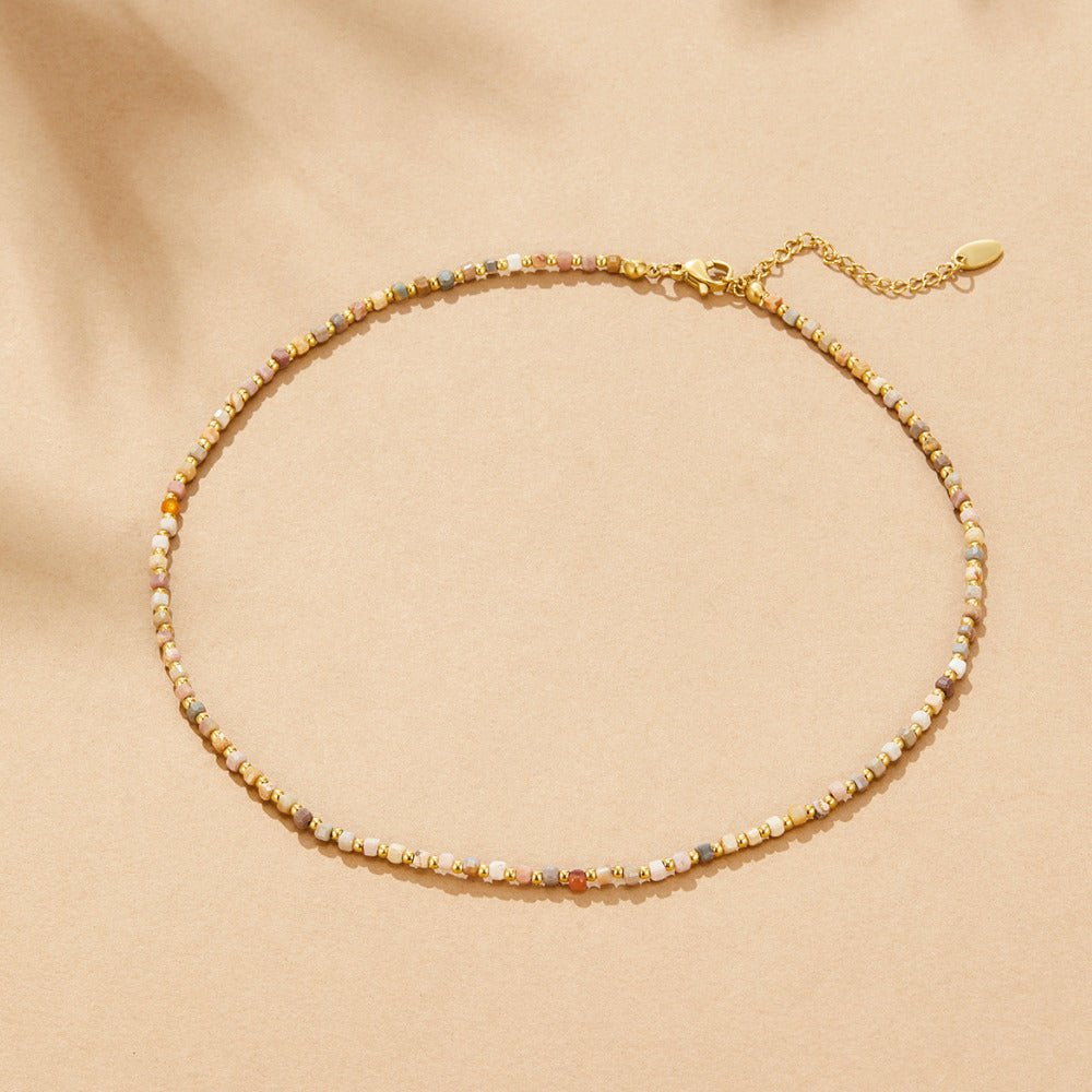 Halsband med pärlor av naturlig Alashan-sten och guldpläterat stål – bild 4