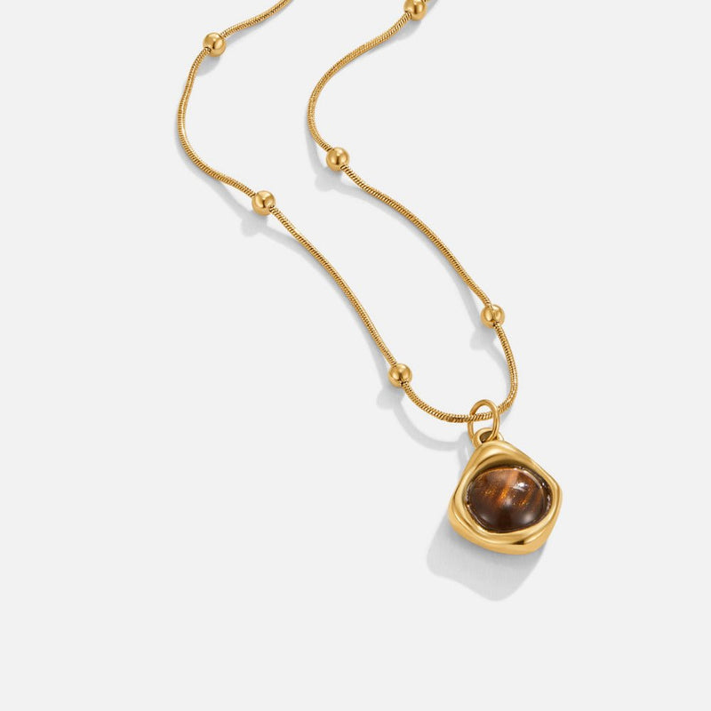 Halsband med bärnstenshänge