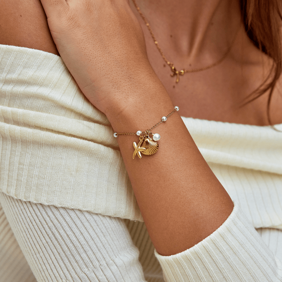 Aria gullfarget armbånd med skjellcharm – bilde 5