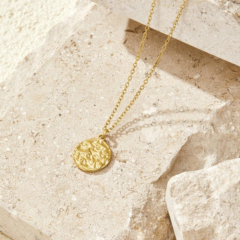Celeste halsband med bricka guld