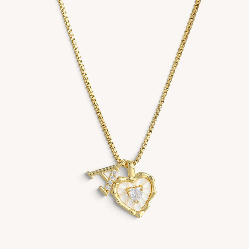 Initialhalsband med hjärta i pärlemoreffekt