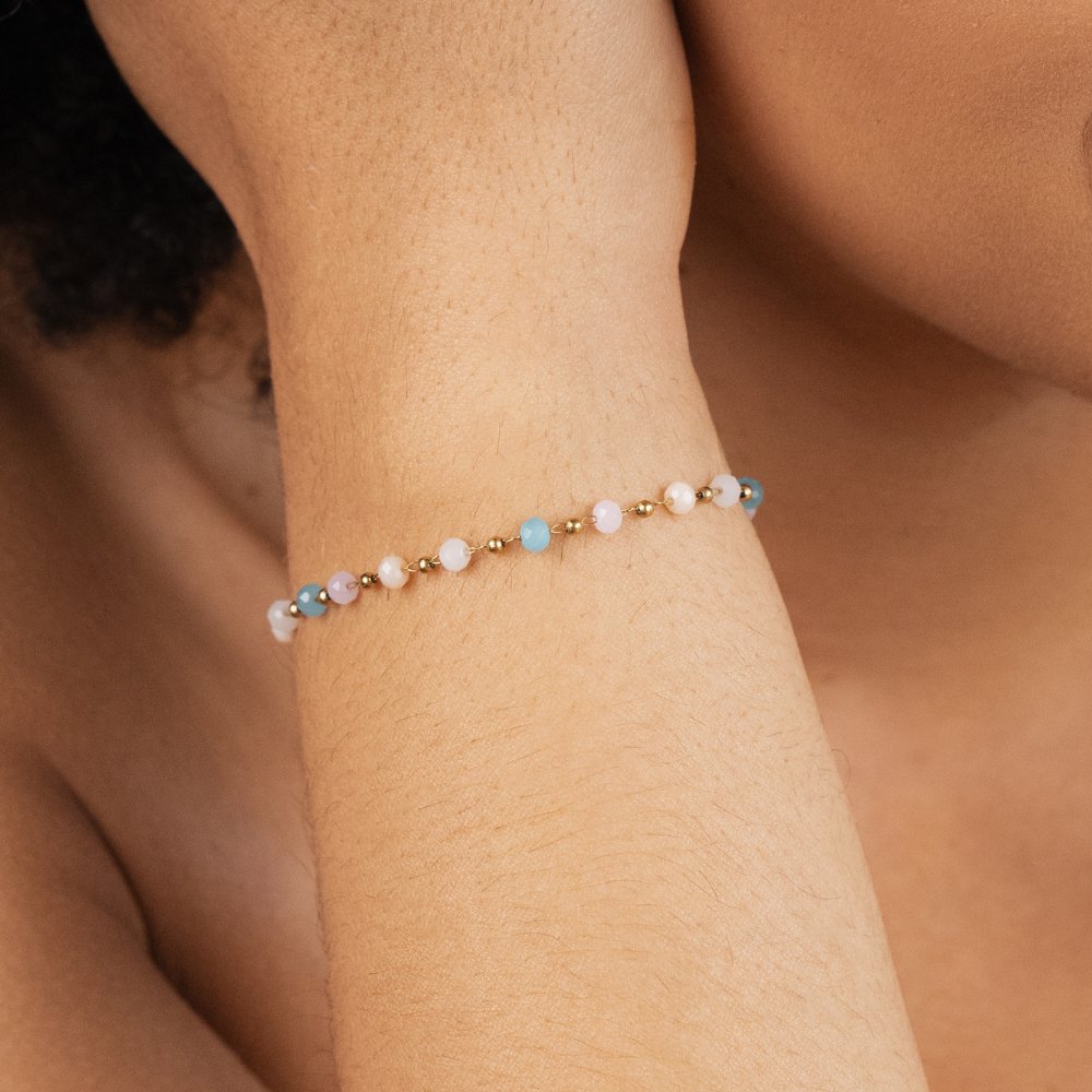 Dalia gullfarget armbånd med naturlige krystallperler – bilde 2