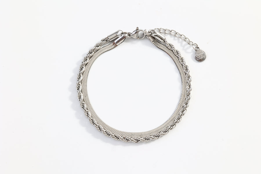 Bracelet superposé essentiel