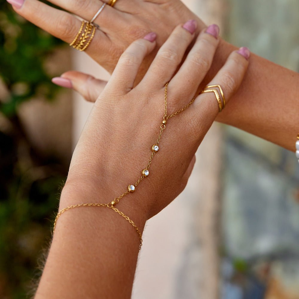 Freya gullfarget håndkjede som forbinder armbånd og ring – bilde 3