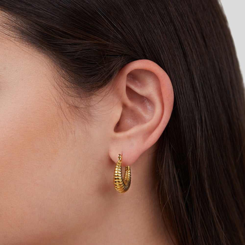 Mia gullfargede halvmåneformede hoops – bilde 2