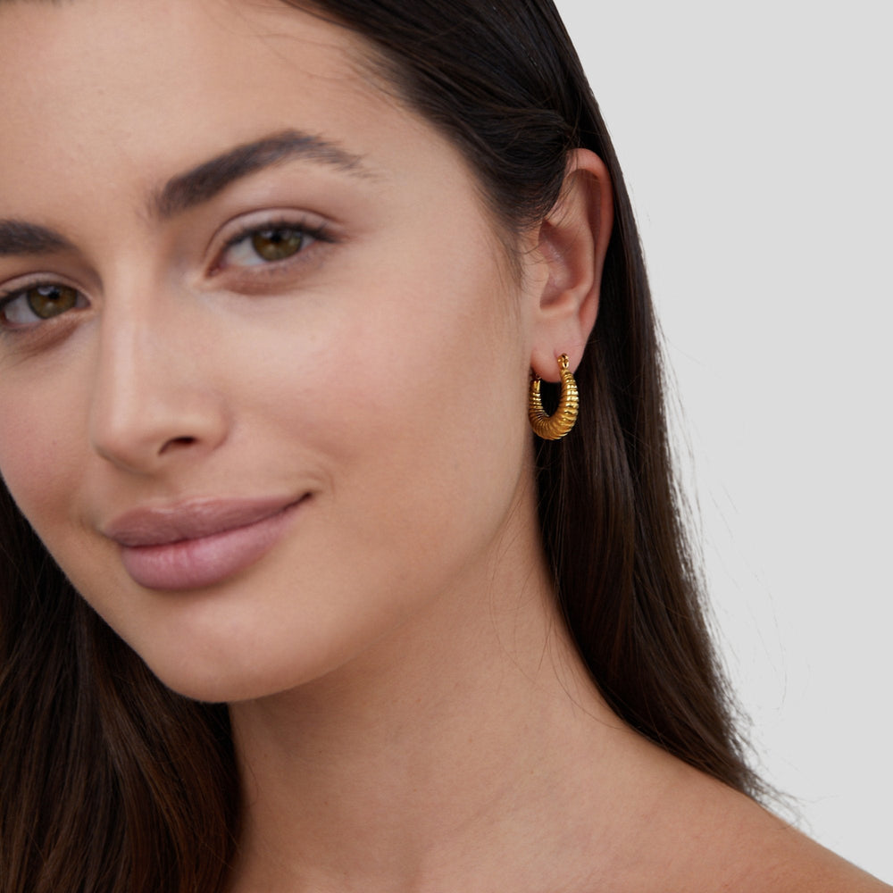 Mia gullfargede halvmåneformede hoops – bilde 3