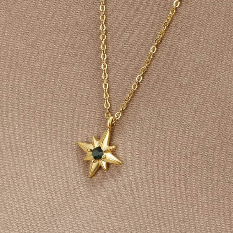 Lucky Star halskjede med smaragdgrønn krystall