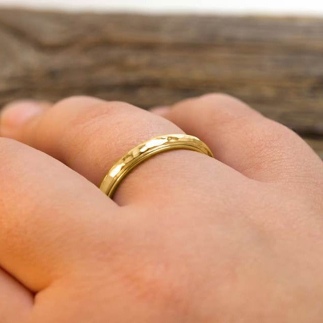 Delikat hamret snurrende fidget-ring