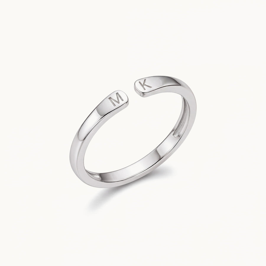 Justerbar ring med to initialer