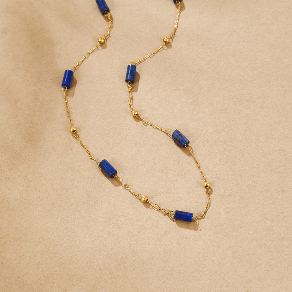 Gullfarget halskjede med perler av blå naturlig lapis lazuli