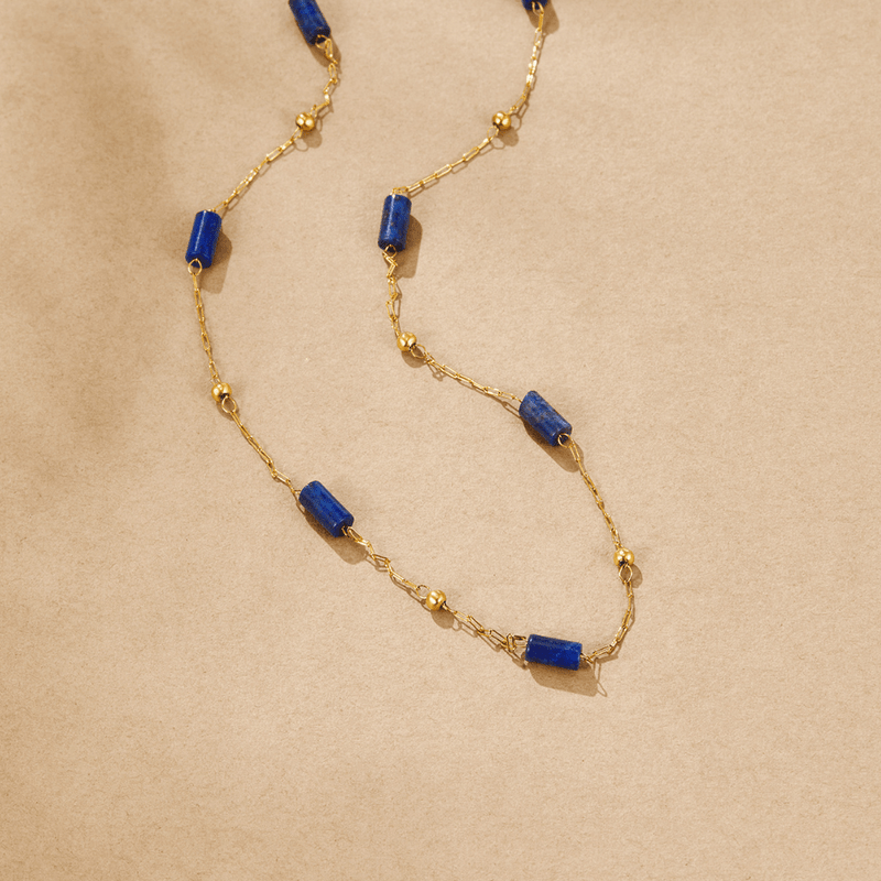 Gullfarget halskjede med lapis lazuli-perler