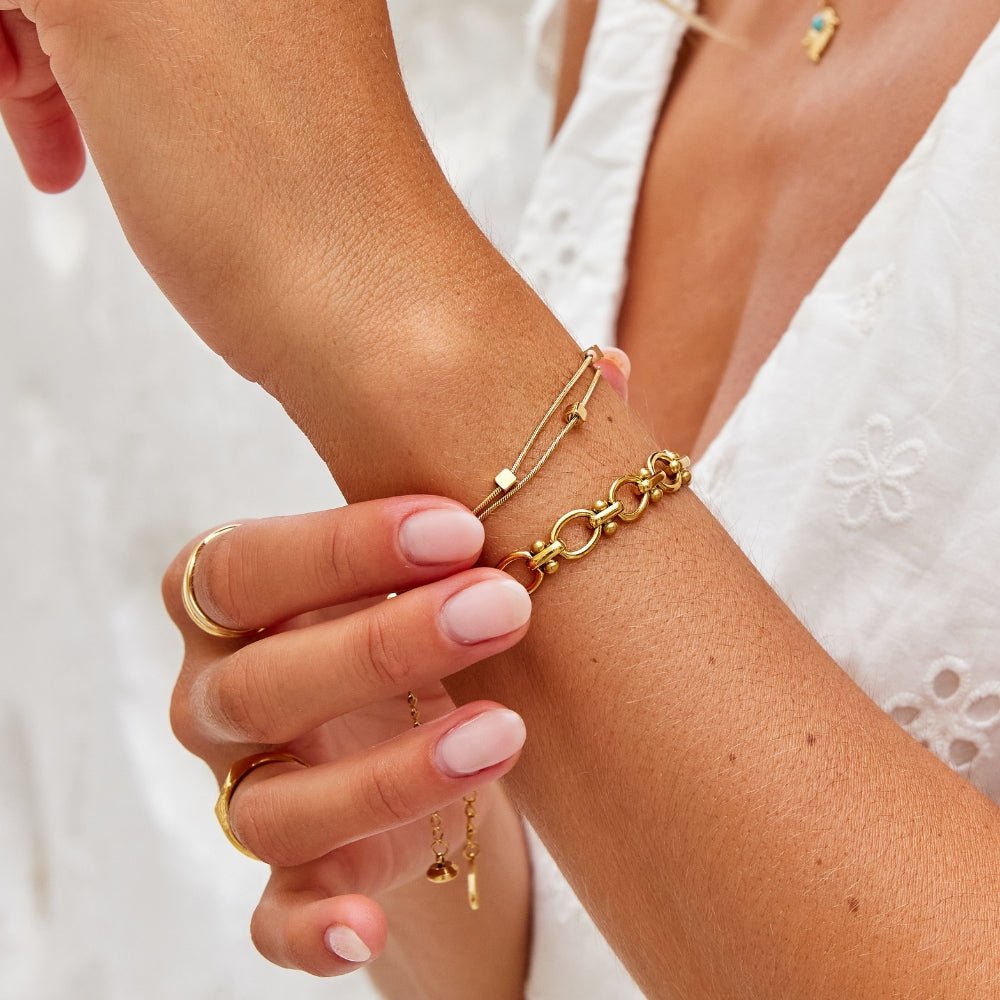 Mia gullfarget lagdelt armbånd med kuber – bilde 4