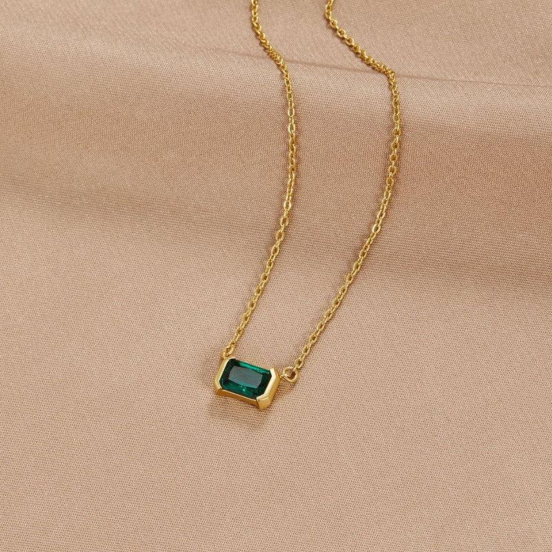 Monica halsband med smaragdgrön kristall