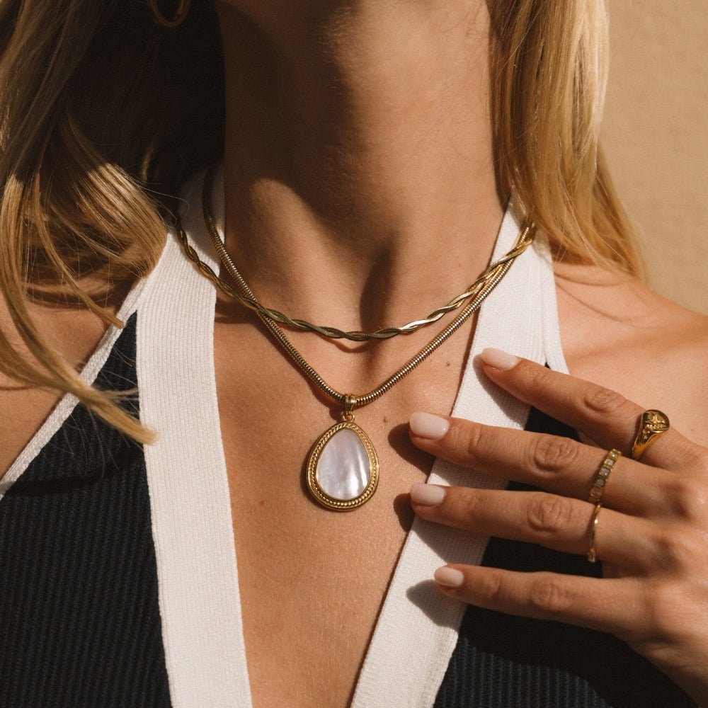 Halsband med droppe i pärlemor guld – bild 2
