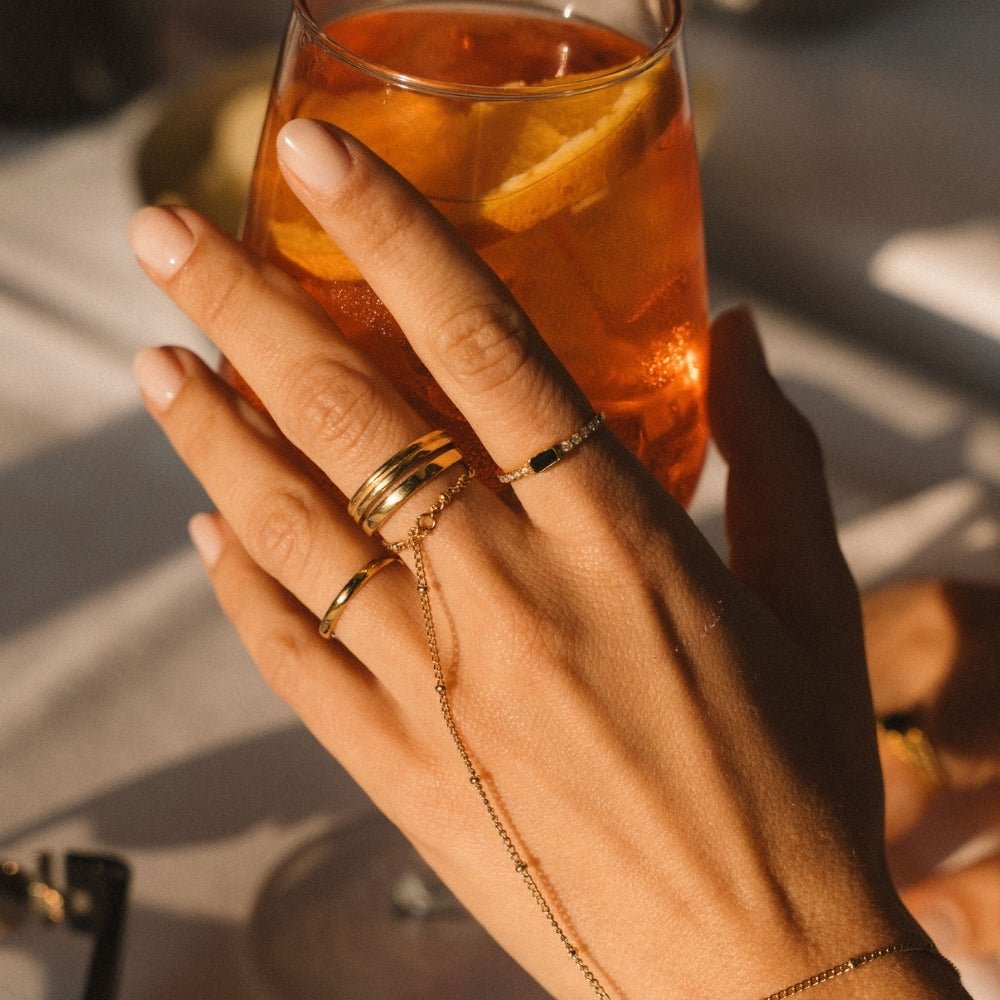Gullfarget ring med svart krystall – bilde 2