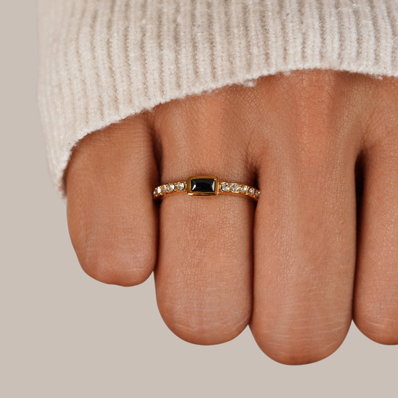 Ring med svart onyks og krystall